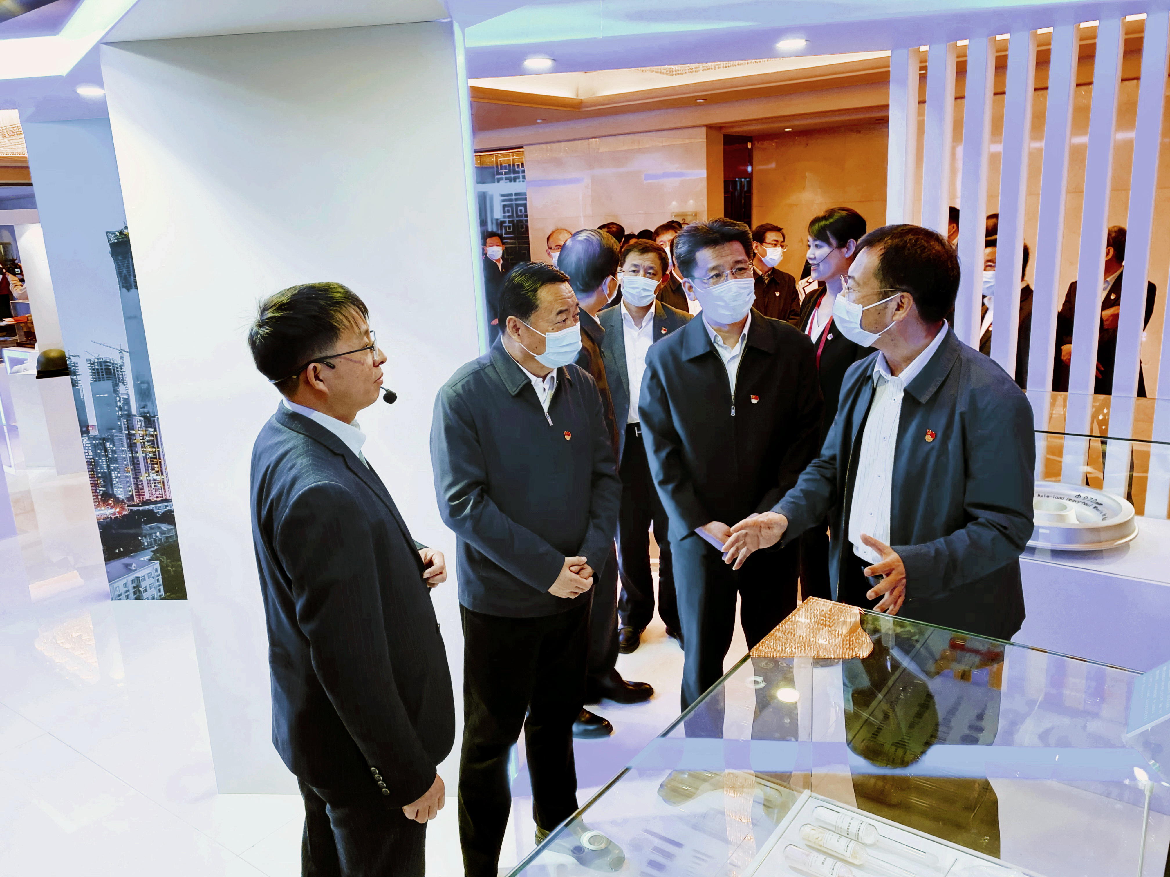 郝鵬、賀軍科一行參觀中央企業(yè)青年科技創(chuàng)新成果展有研集團(tuán)展臺，黨委書記、董事長趙曉晨做專題介紹