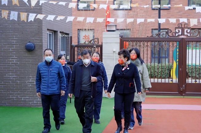 中國有研黨委委員、副總經(jīng)理王臣慰問有研幼兒園和有研衛(wèi)生站全體員工
