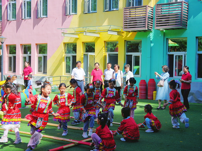 中國(guó)有研黨委委員、總會(huì)計(jì)師劉顯清與有研幼兒園小朋友歡度“六一”